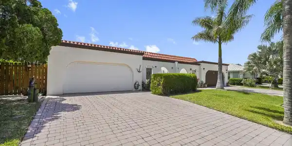 3922 SE Fairway W