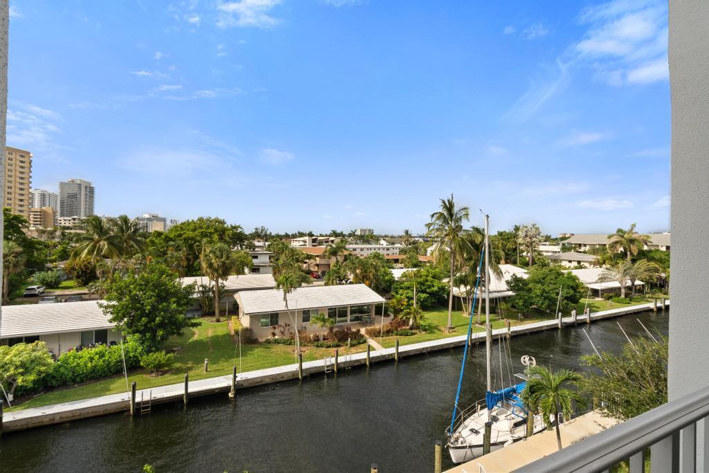 Image 3: Keep an eye on your boat docked on a RARE canal EA