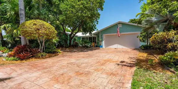 2823 NE 35TH Court
