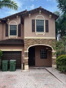 3772 NE 3rd Ct