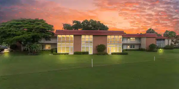 8 Vista Palm Lane