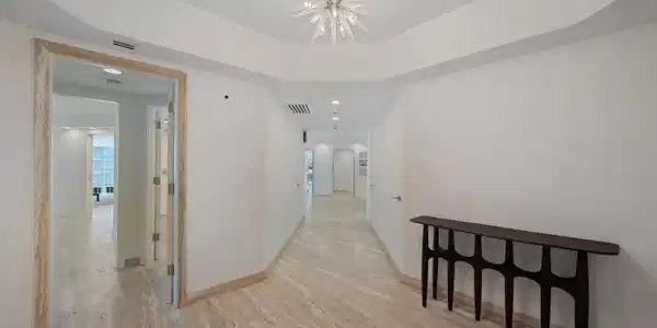 Image 2: Entry/Foyer