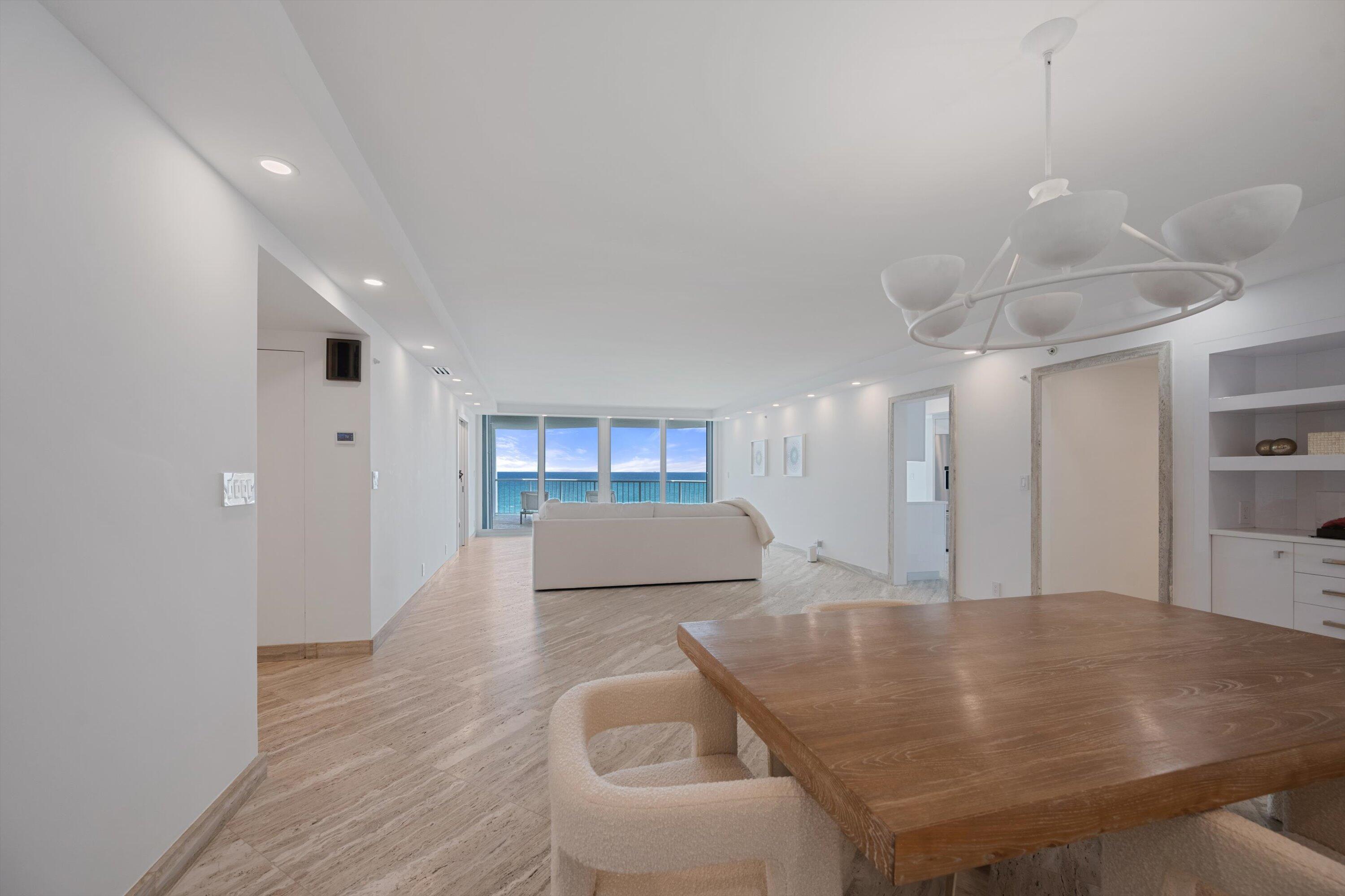 Image 3: Dining/Living