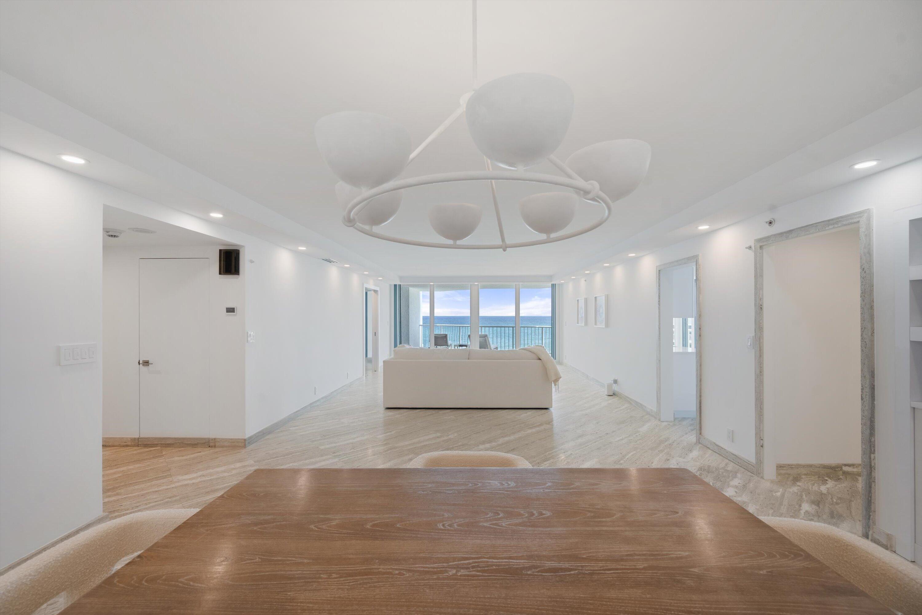 Image 4: Dining/Living