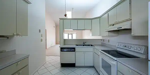 Image 4: Kitchen view