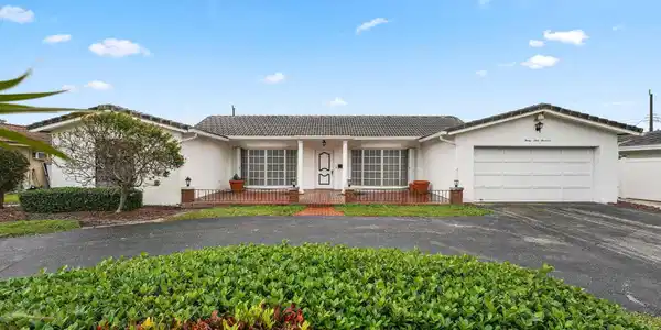 2900 NE 39th Court