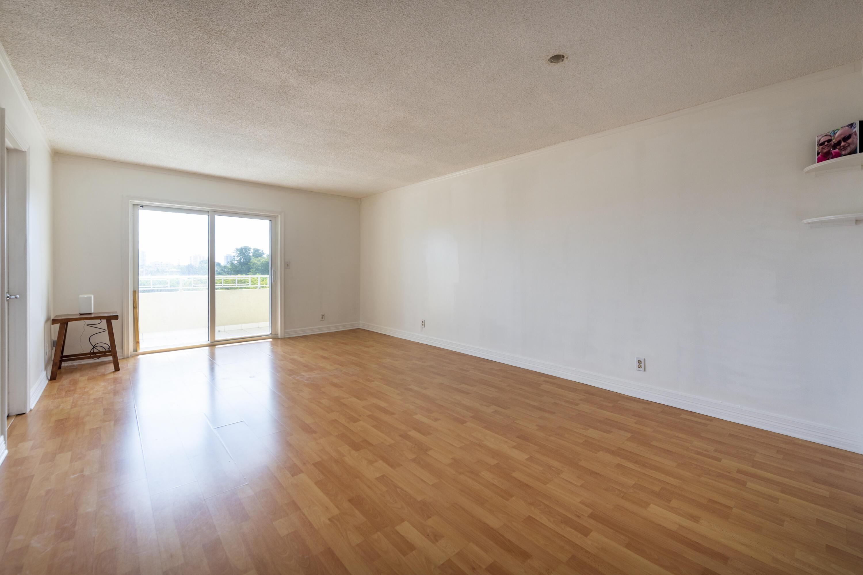 Image 3: Living/dining room
