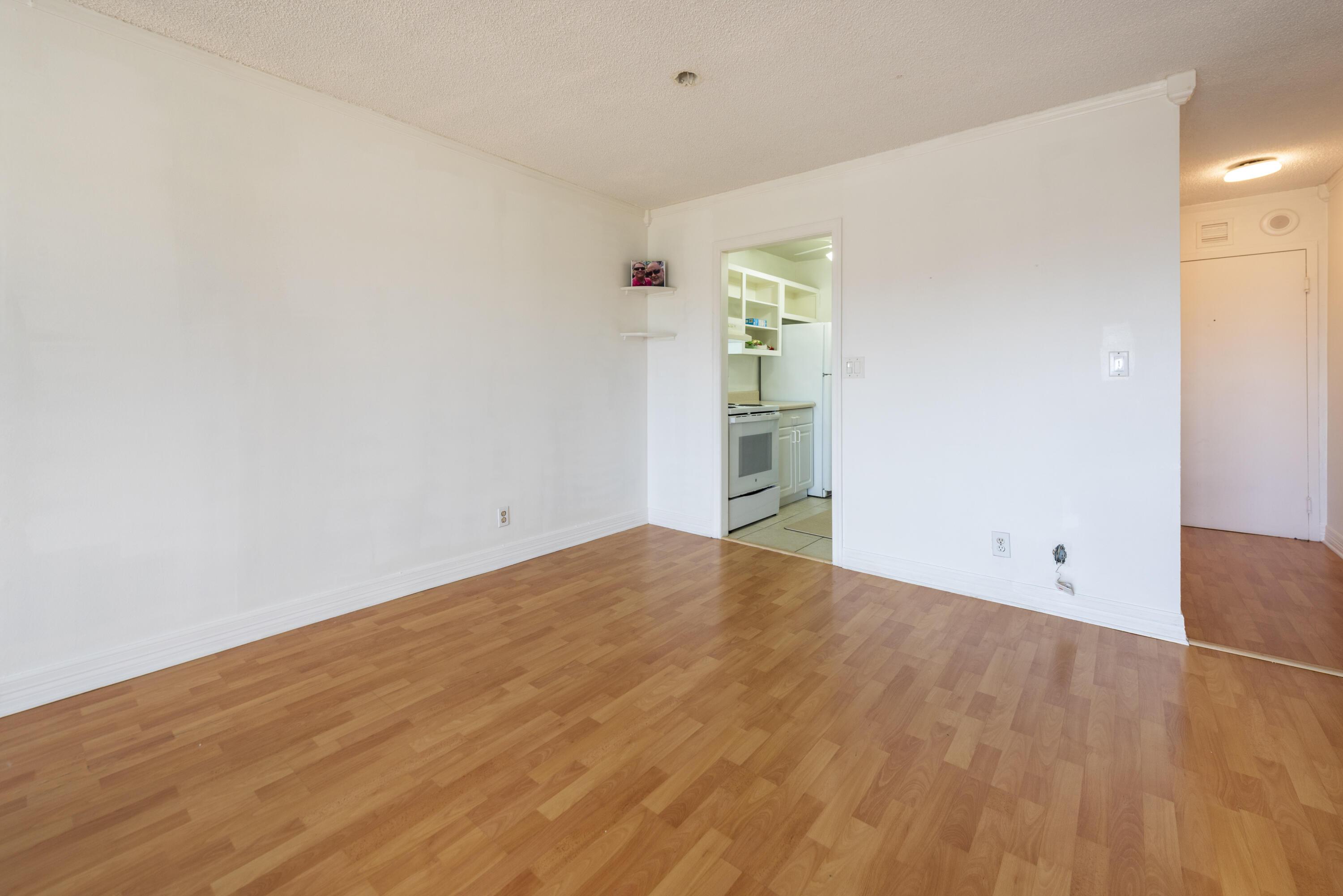 Image 4: Living/dining room