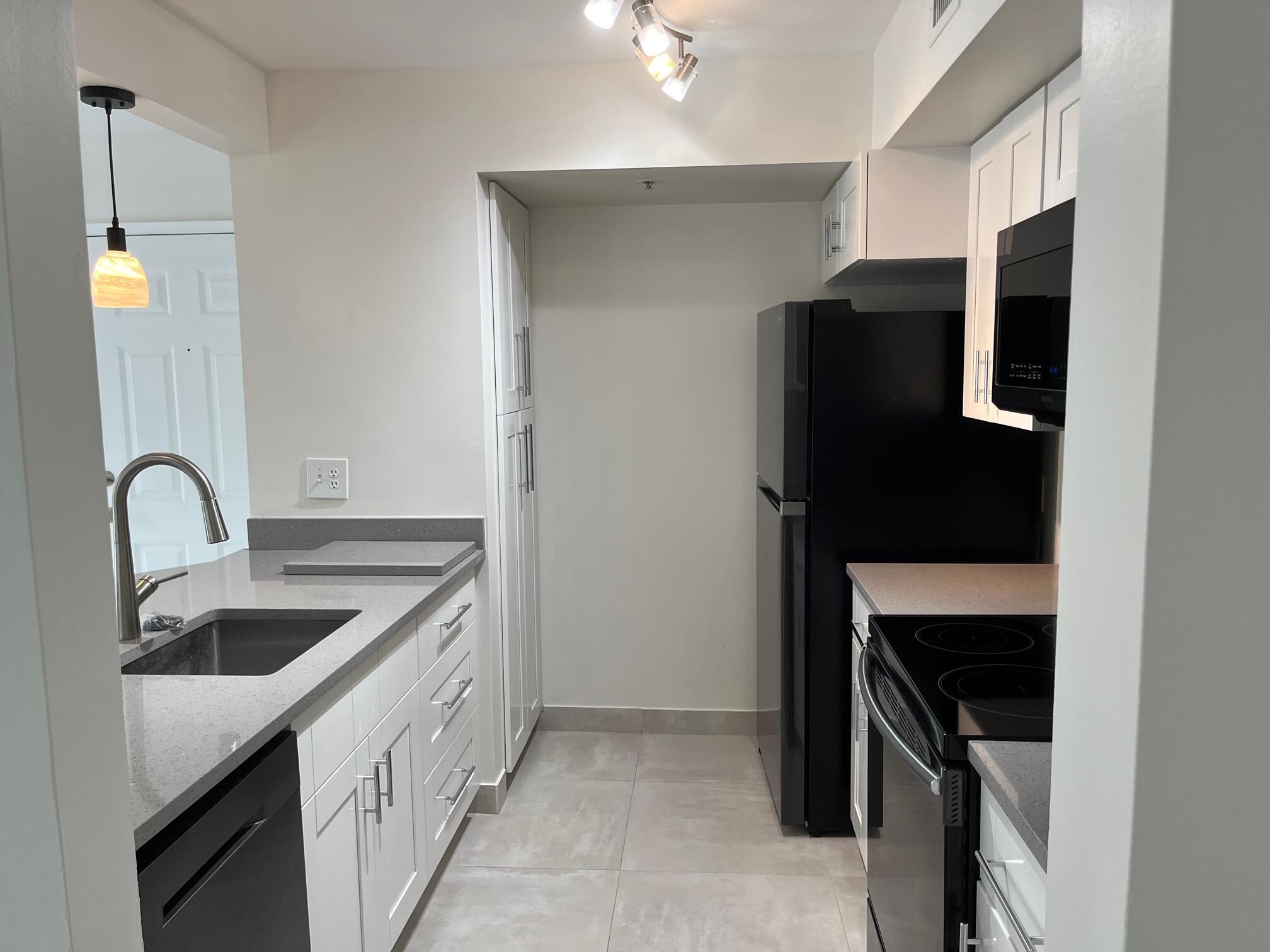 Image 4: KITCHEN