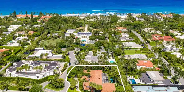 Image 3: 8,000 sf single story home sited on .78 acre priva