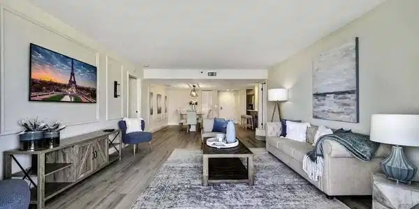 Image 4: Living Room