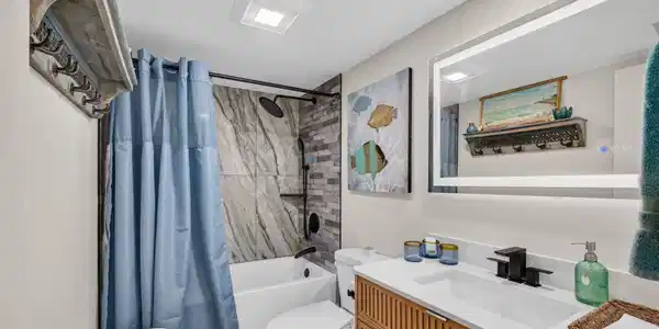 Image 3: Bathroom Photo #1