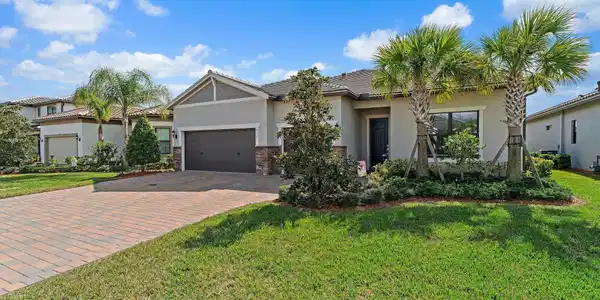 652 SE Boboli Way