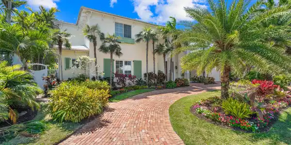 Image 2: 1-web-or-mls-2870 NE 24th Pl Fort Lauder