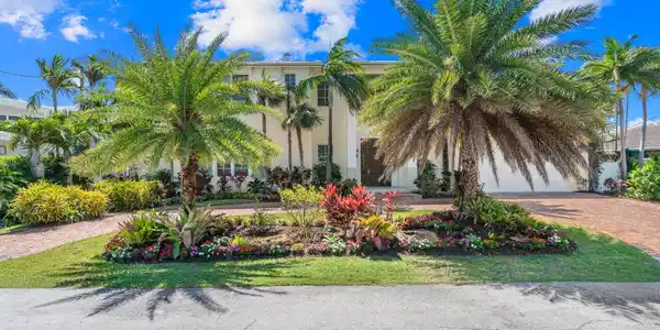 Image 3: 2-web-or-mls-2870 NE 24th Pl Fort Lauder