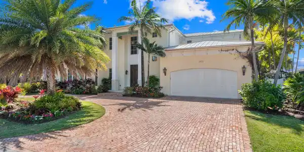 Image 4: 3-web-or-mls-2870 NE 24th Pl Fort Lauder