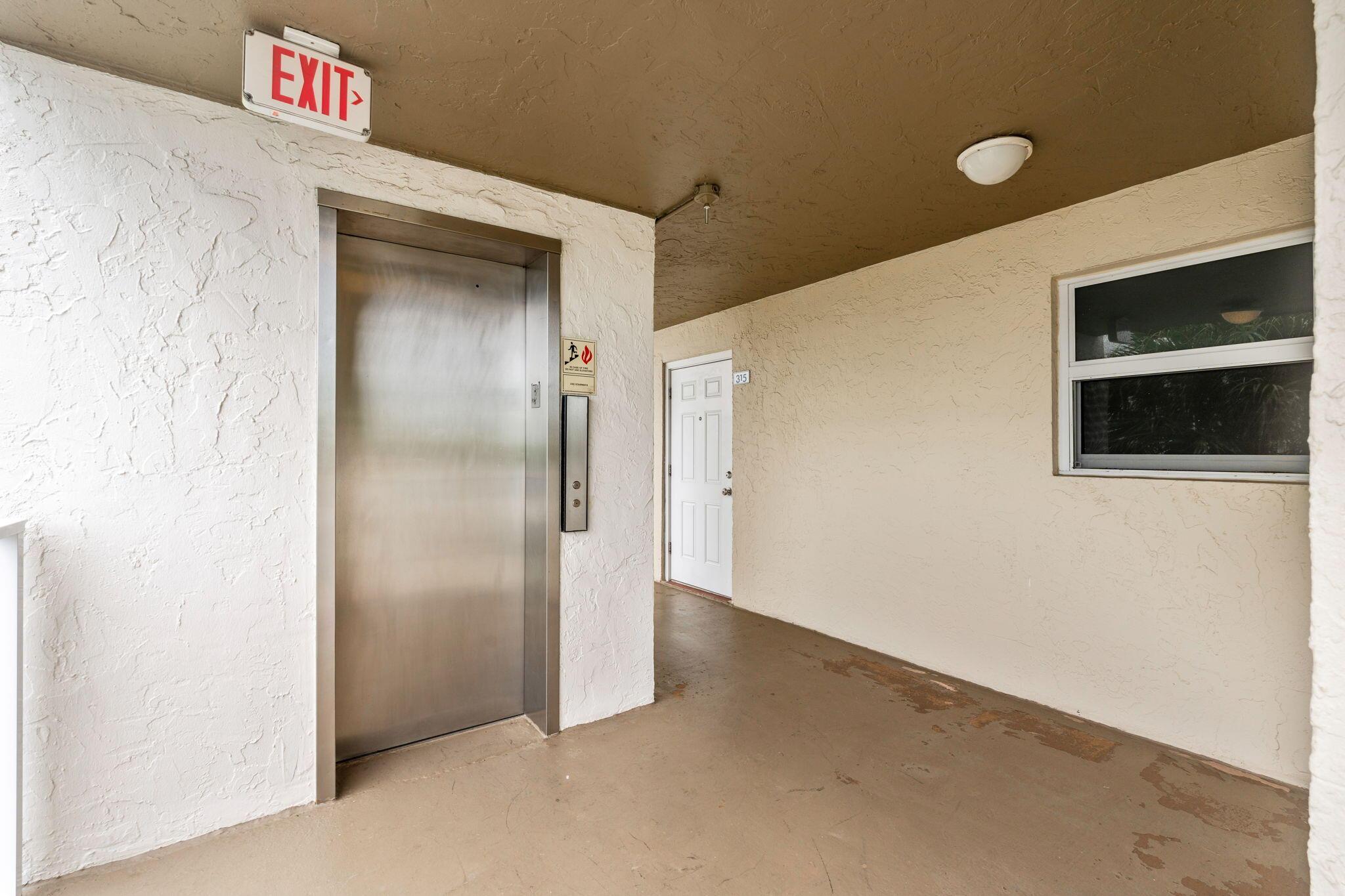 Image 2: Stainless steel elevator door with call panel, tex