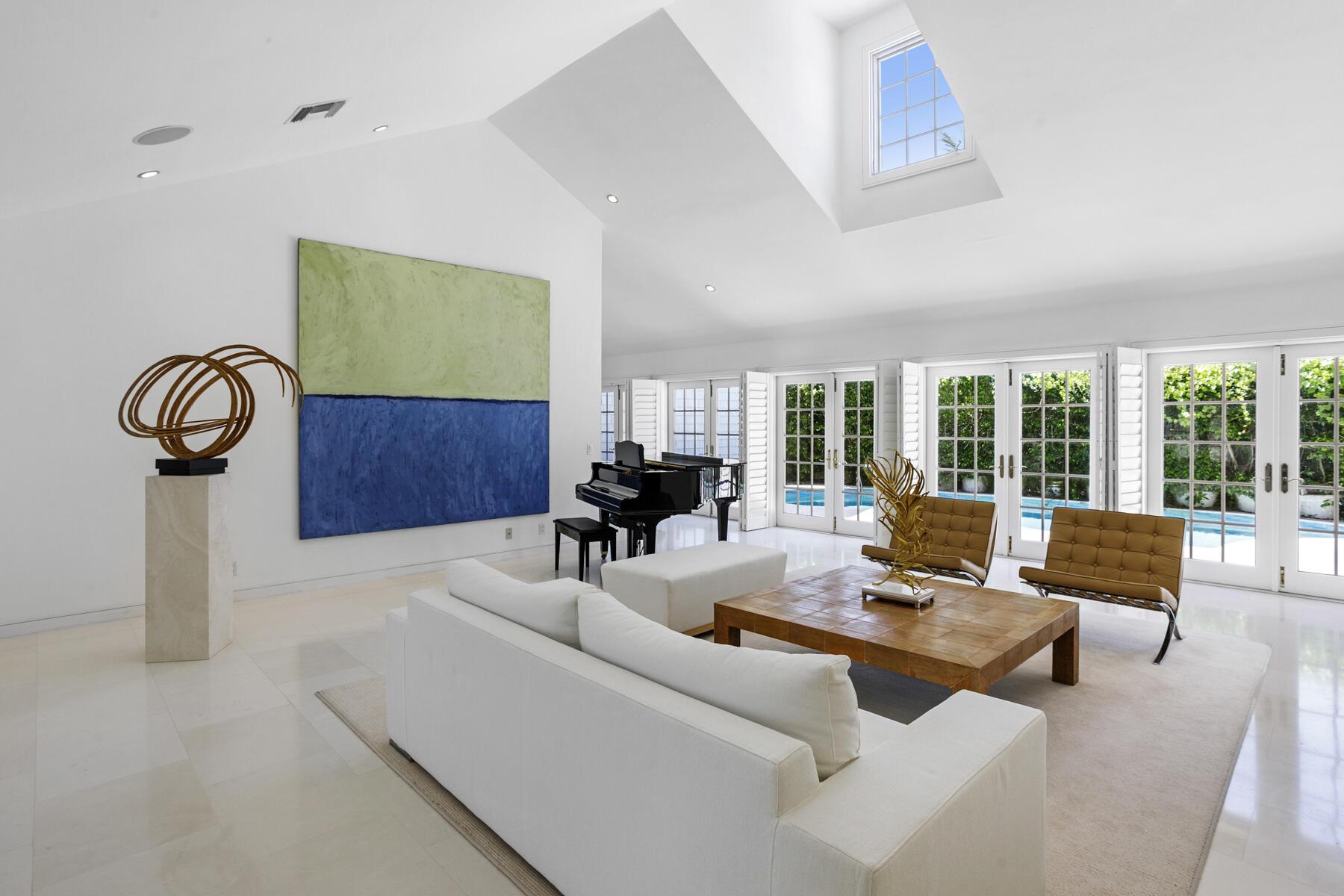 Image 3: Living Room
