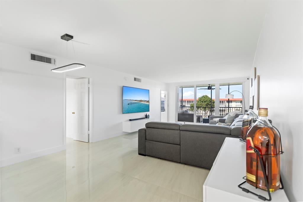 Image 3: Open Floor Plan