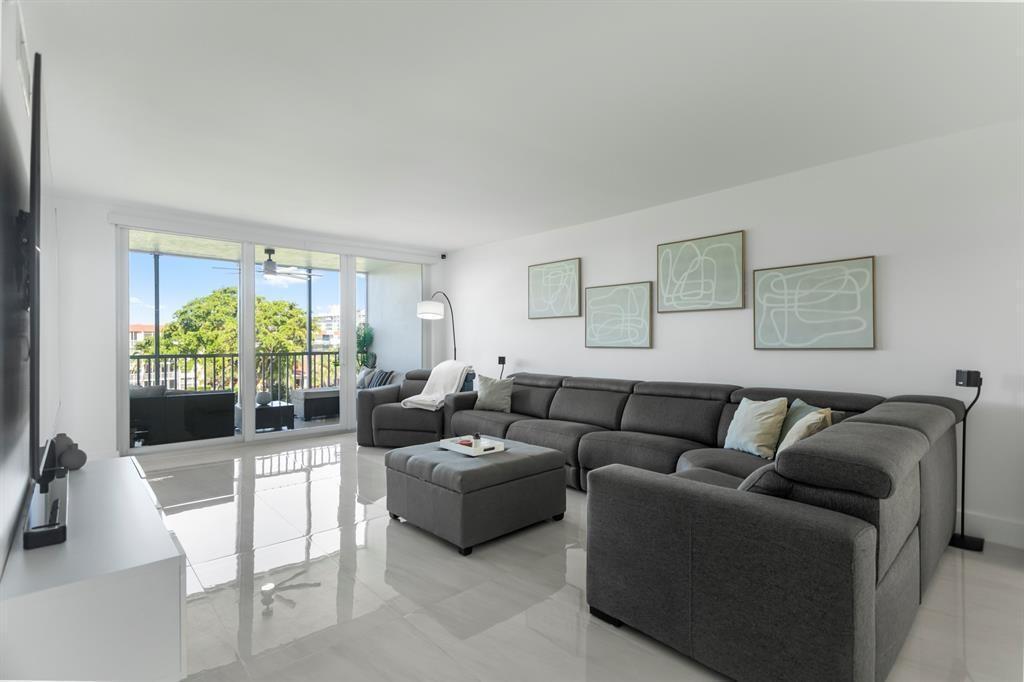 Image 4: Living Room