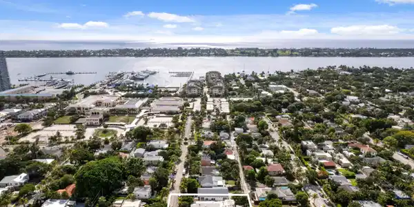 Image 2: 526 38th Street West