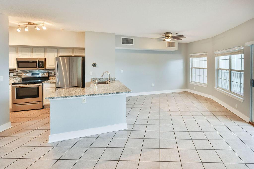 Image 4: Kitchen/Dining/Living