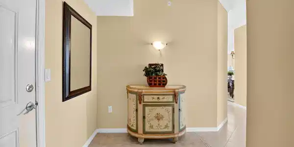 Image 4: FOYER