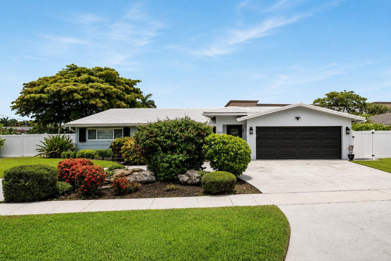 Image 1: Front of House w circular driveway