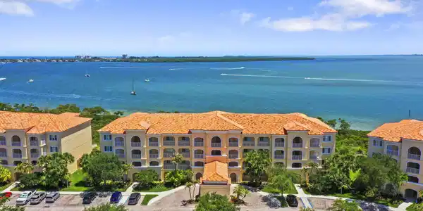 Image 2: Enjoy island life - restaurants, tiki bars, d'town