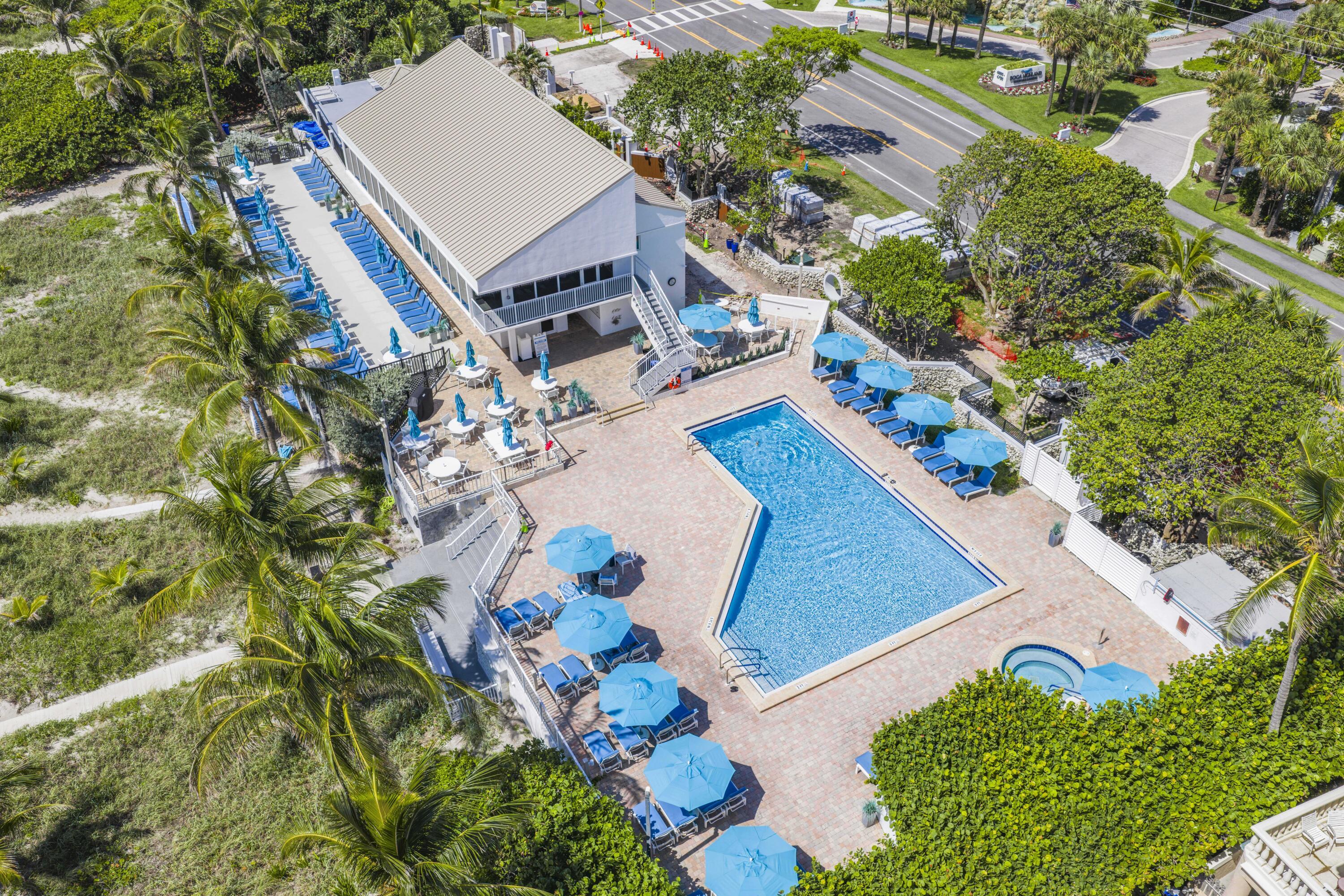 Image 4: BEACH CLUB