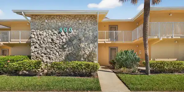 Image 3: BUILDING 800