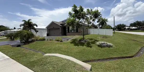103 SW Oakridge Drive