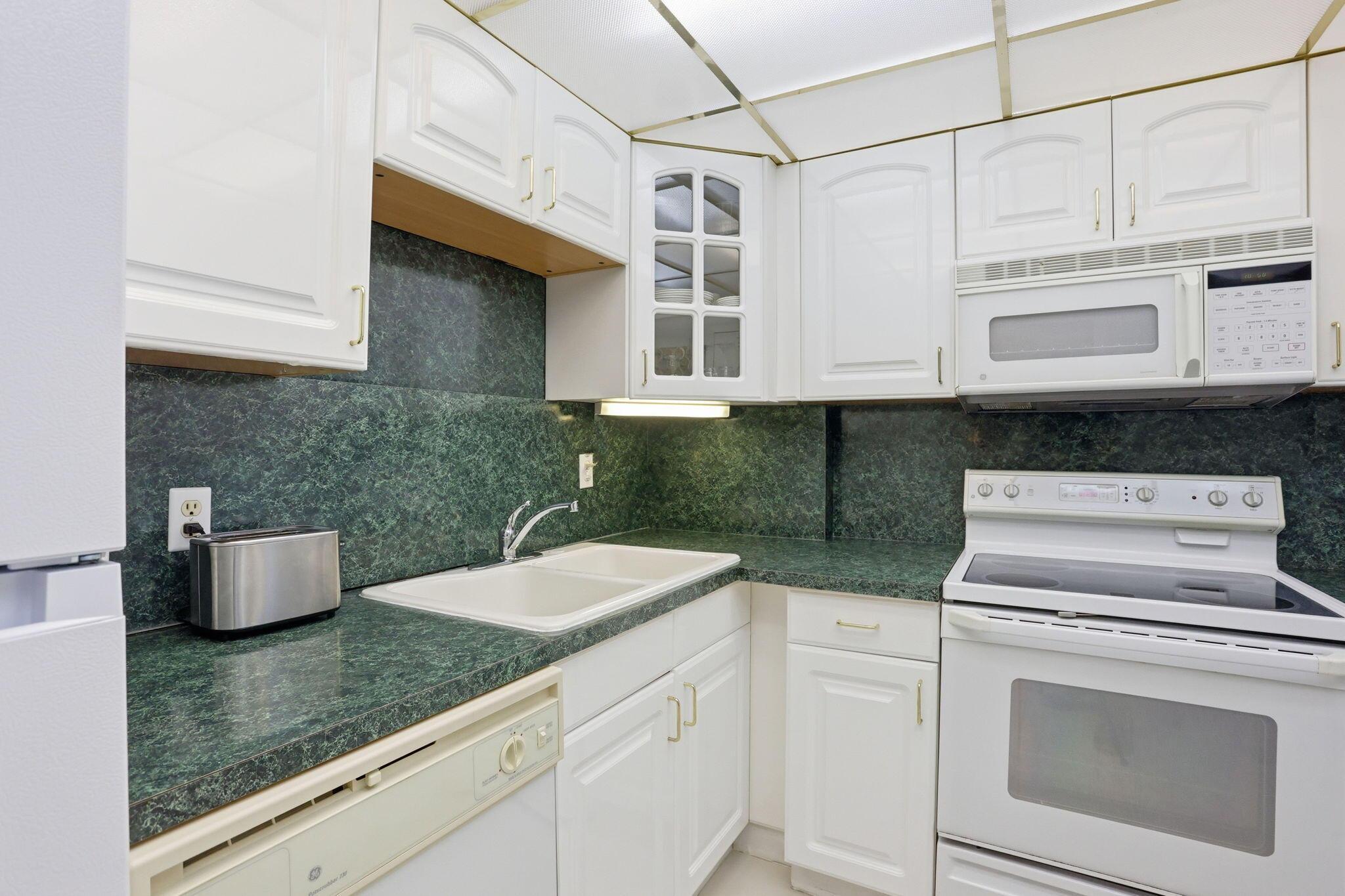 Image 4: Kitchen