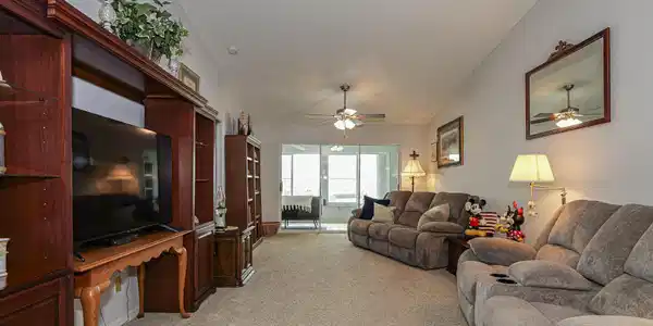 Image 3: 8