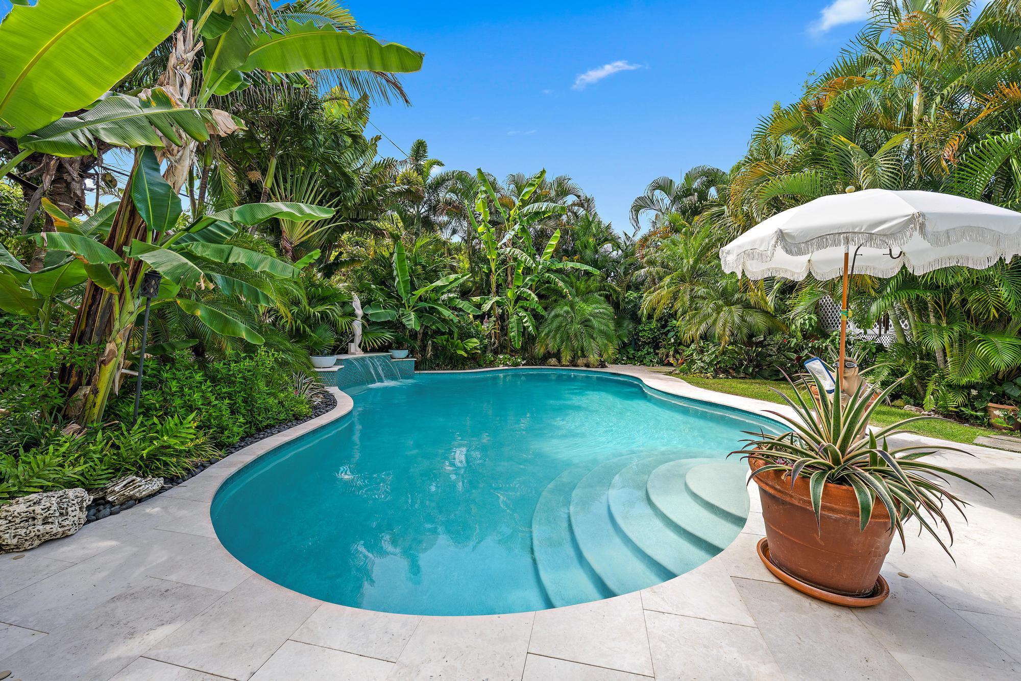 Image 3: Saltwater chlorinated pool
