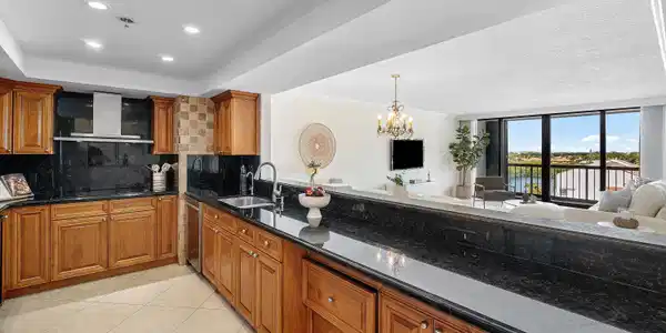 Image 4: 007-4748SouthOceanBoulevard-702-Highland