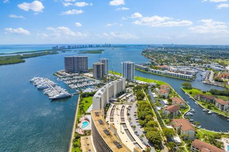 122 Lakeshore Drive