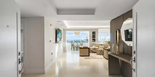 Image 3: mls_FOYER_STRAIGHT_EB
