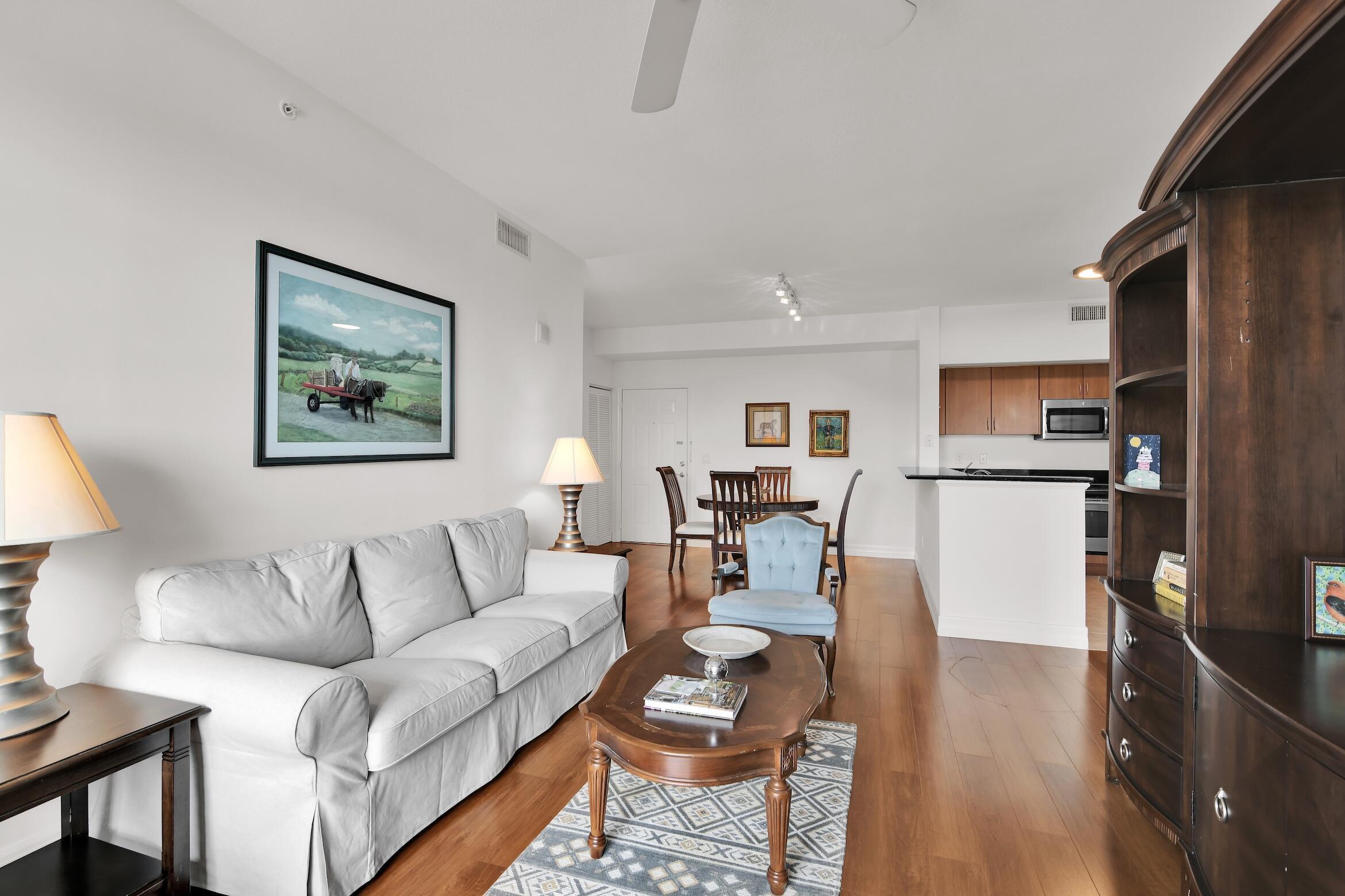 Image 4: Living Room
