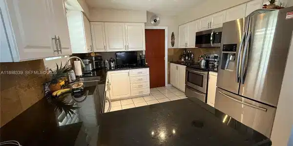 Image 4: kitchen