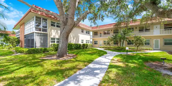8 Vista Palm Lane