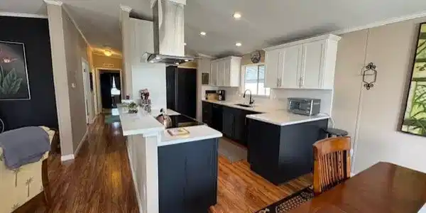 Image 2: Beautiful remodeled Kitchen with Quartz Countertop