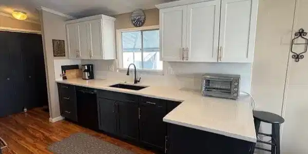 Image 3: Beautiful remodeled Kitchen with Quartz Countertop
