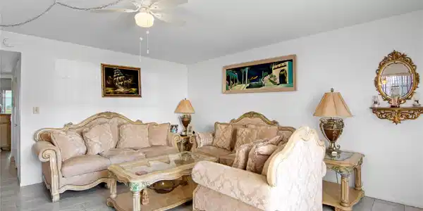 11 Vista Palm Ln