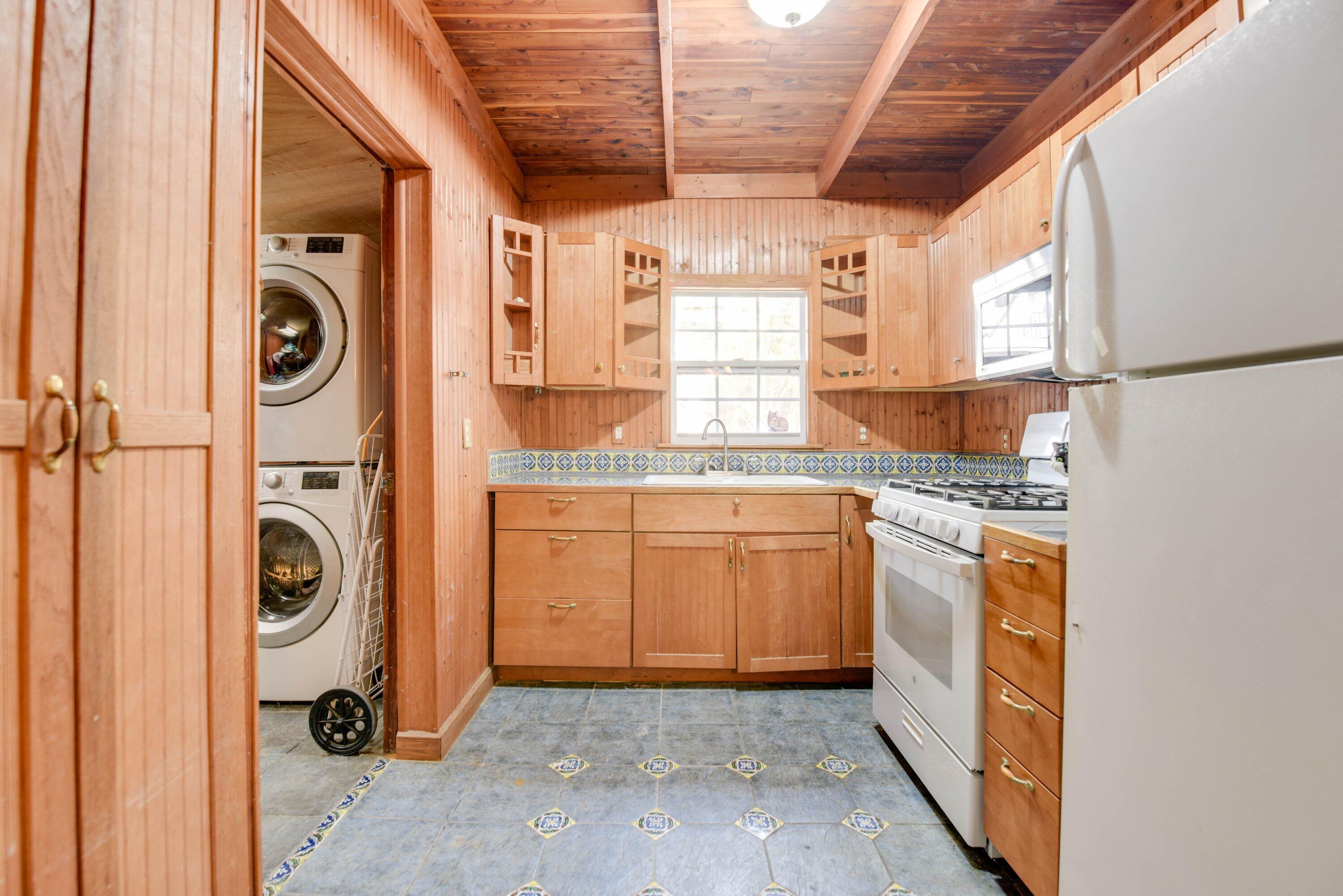 Image 2: Kitchen