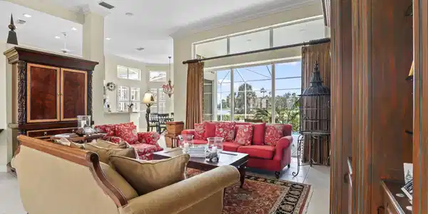 Image 4: Living Area
