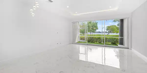 Image 4: Living room