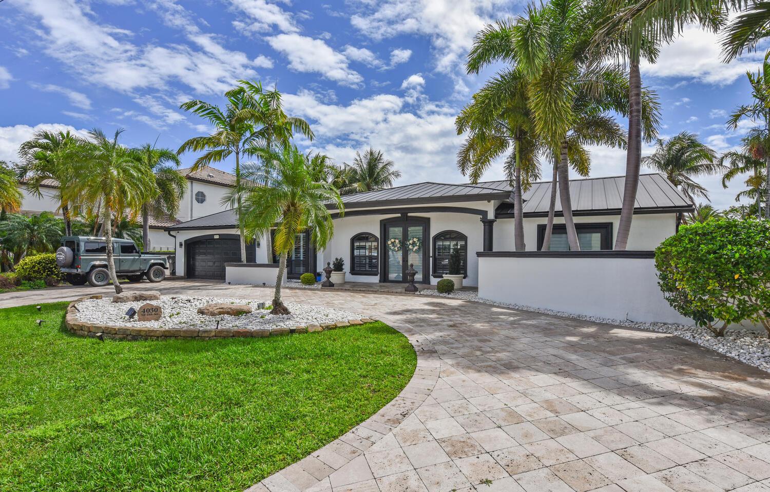 Image 4: Gorgeous renovated deepwater home features metal r