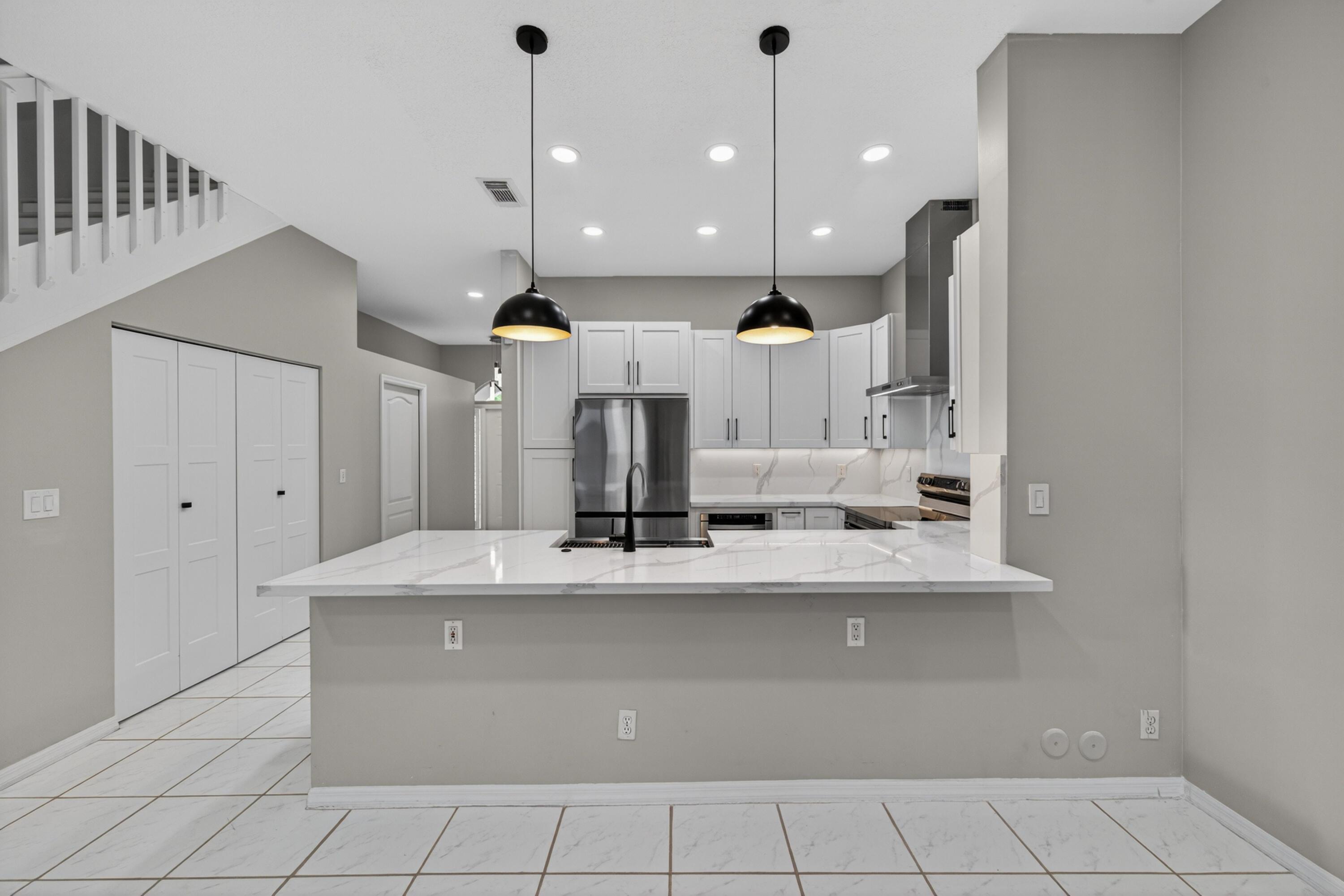 Image 3: Counter for barstools