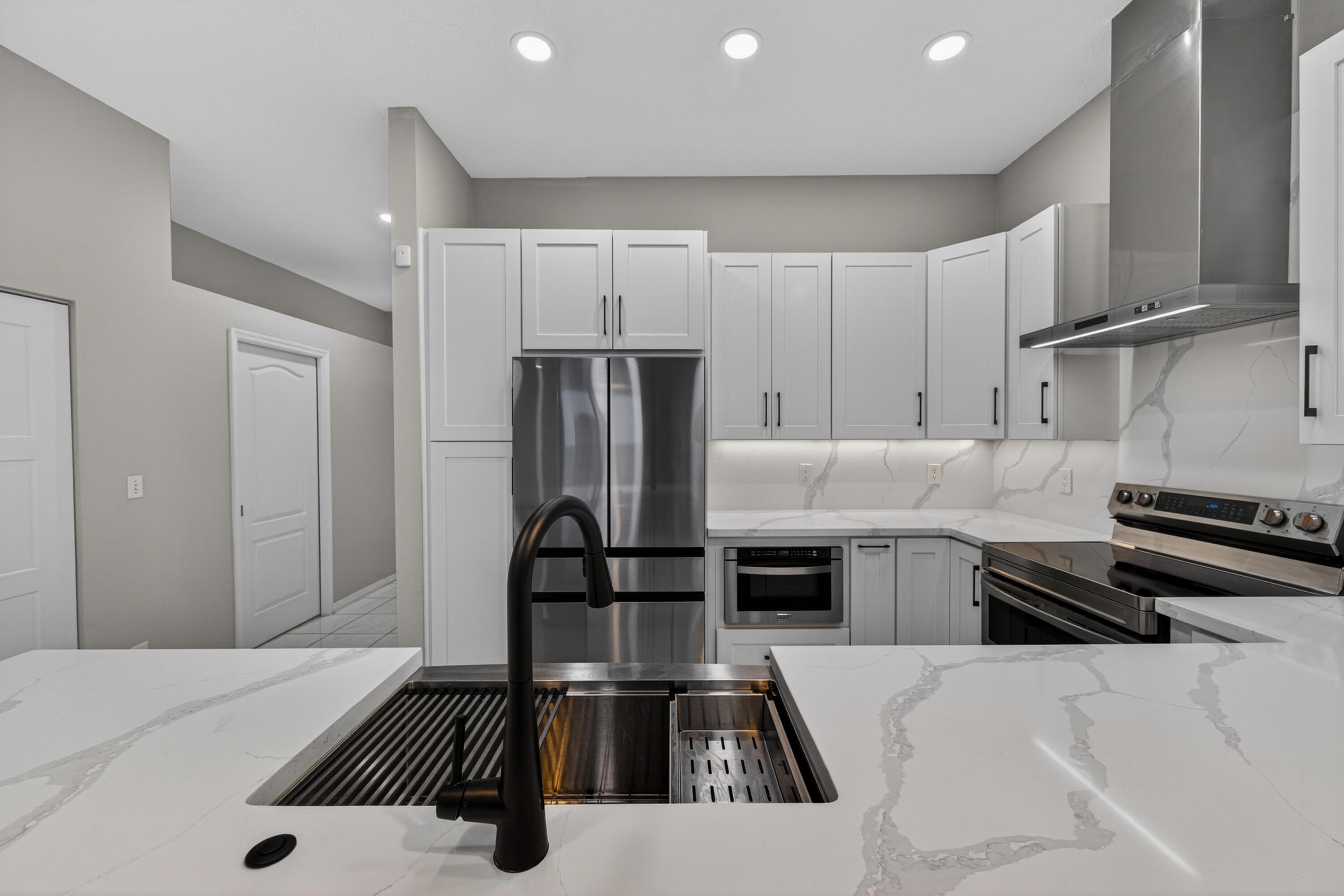 Image 4: Beautiful upgraded kitchen